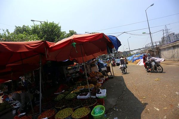 Tiểu thương vẫn buôn bán bình thường ở chợ đầu mối Long Biên