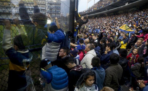 Hàng vạn người chào đón Tevez hồi hương khoác áo Boca Juniors