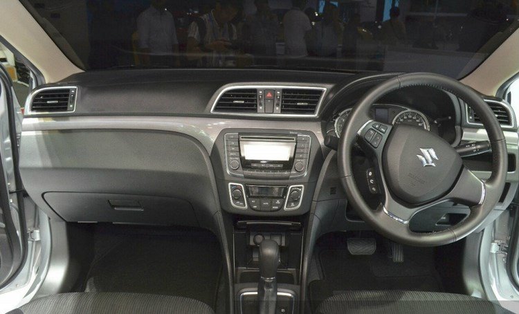 Suzuki Ciaz giá 311 triệu đồng hợp với dân văn phòng