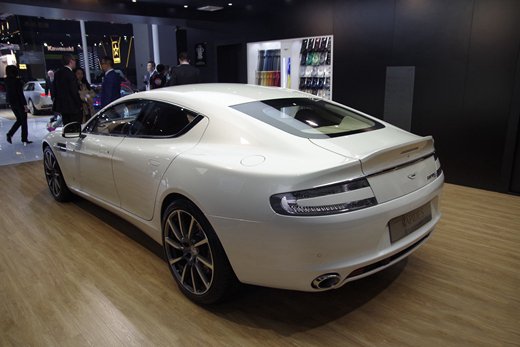 Aston Martin Rapide S có giá khởi điểm khoảng 596.000 USD