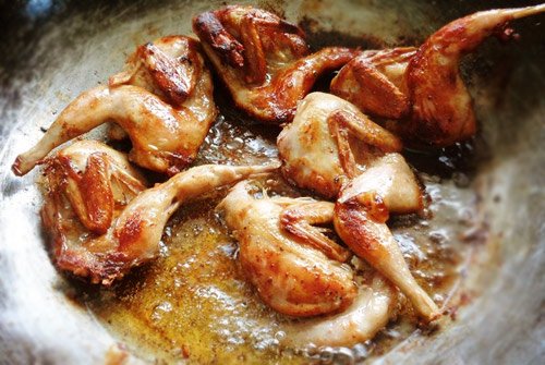 Chim cút quay bằng chảo nóng hổi