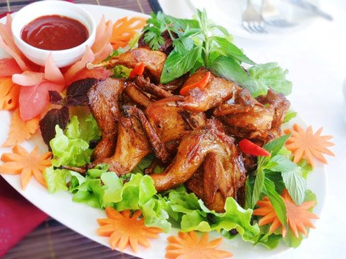 Chim cút quay bằng chảo nóng hổi