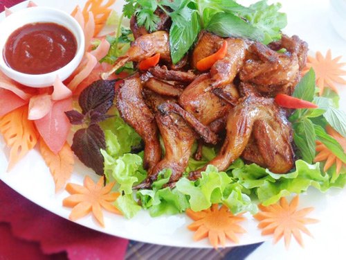 Chim cút quay bằng chảo nóng hổi