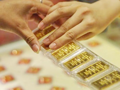 Dân tranh thủ mua vàng dịp "giảm giá hiếm có"