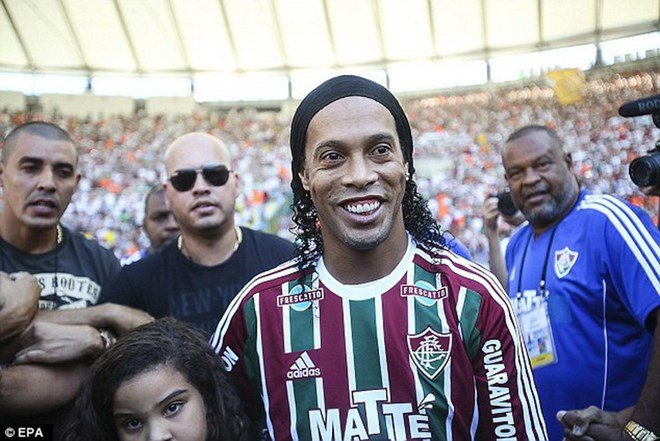 Ronaldinho ra mắt hoành tráng trước hàng vạn CĐV Fluminense