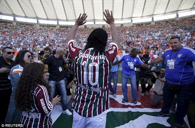 Ronaldinho ra mắt hoành tráng trước hàng vạn CĐV Fluminense
