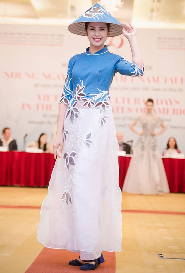 Ngọc Hân trình diễn áo dài của NTK Minh Hạnh ở Mỹ