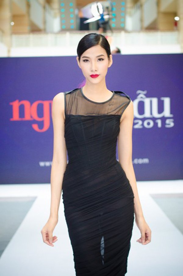 Mỹ nhân Việt nổi bật với trang phục tối màu
