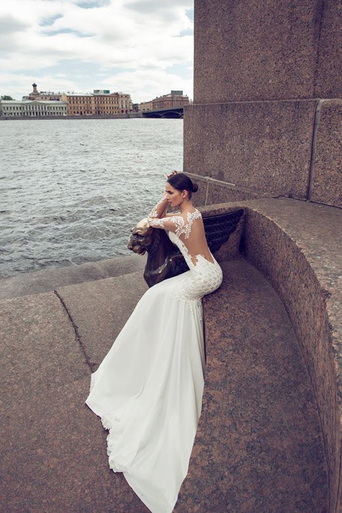 Váy ren trắng tinh xảo, gợi cảm cho cô dâu