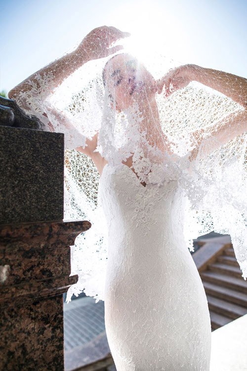 Váy ren trắng tinh xảo, gợi cảm cho cô dâu