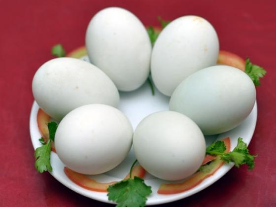Mẹo chọn trứng vịt lộn ngon, non, giàu dinh dưỡng bạn nên biết