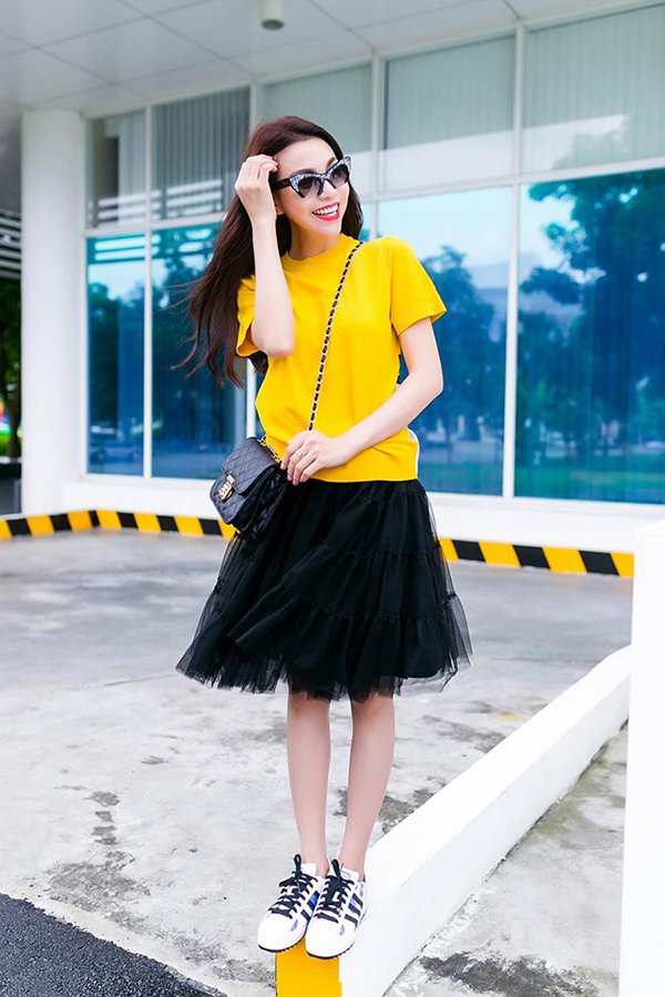 Trà Ngọc Hằng đón đầu xu hướng thu đông khi xuống phố