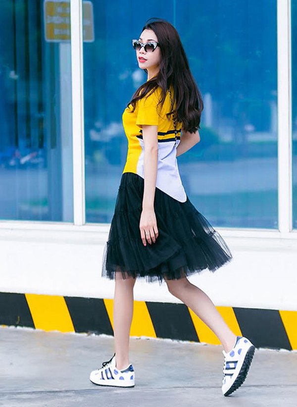 Trà Ngọc Hằng đón đầu xu hướng thu đông khi xuống phố