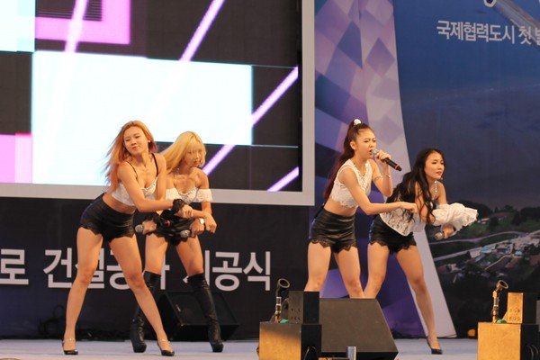 Nhóm nhạc LIME trình diễn tự tin trên sân khấu Hàn Quốc