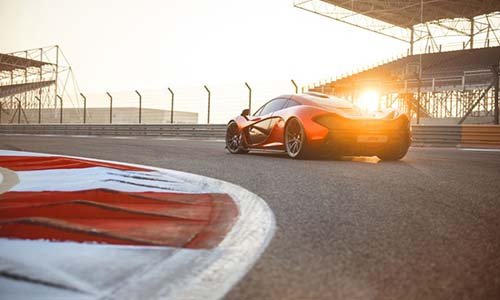 Nhiếp ảnh gia kể chuyện chụp ảnh xe ô tô ở Trung Đông