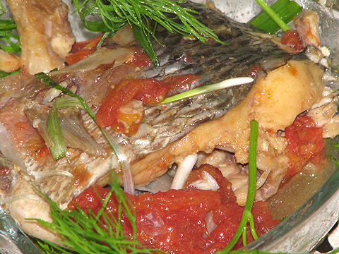 Đậm đà mâm cơm ngày mưa với cá chép sốt cà chua, thịt xiên nướng