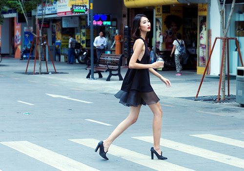 Street style năng động, thanh lịch của Chà Mi và Hằng Nguyễn