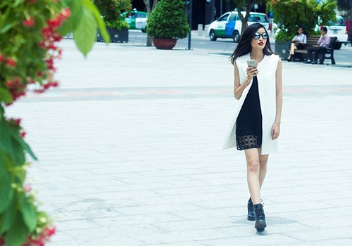 Street style năng động, thanh lịch của Chà Mi và Hằng Nguyễn