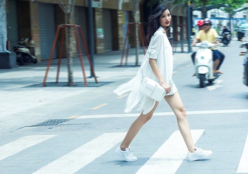 Street style năng động, thanh lịch của Chà Mi và Hằng Nguyễn