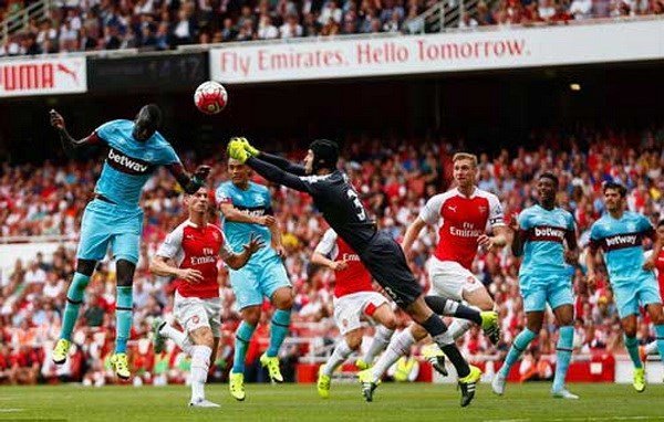 Petr Cech mắc lỗi liên tiếp, Arsenal thua sốc ngay tại Emirates