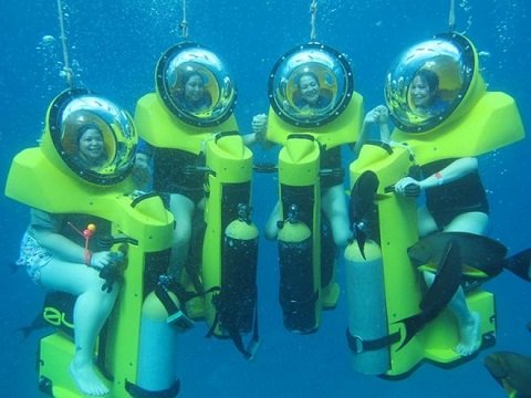 Trải nghiệm dịch vụ đi mô tô dạo chơi dưới đáy biển