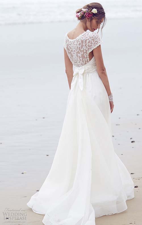Váy voan ren mềm nhẹ cho đám cưới ở biển