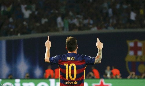 Lập 2 siêu phẩm đá phạt, Messi sánh ngang Ronaldo