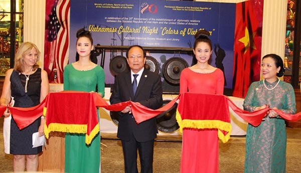 Áo dài Việt Nam khoe sắc tại New York