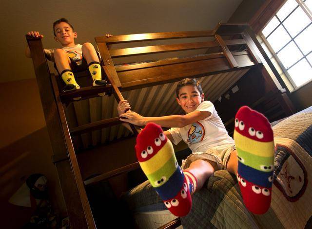 Tất do Trung Quốc sản xuất: Nghi vấn độc núp sau giá rẻ