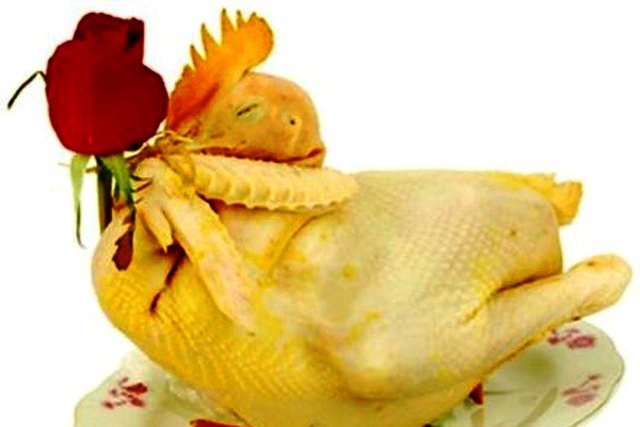 Cách luộc gà vàng bóng óng ả để cúng rằm tháng 7