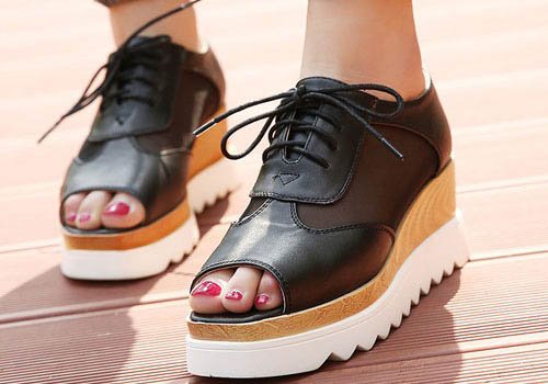 Giày platform sành điệu, tôn dáng hiệu quả cho cô nàng 'nấm lùn'