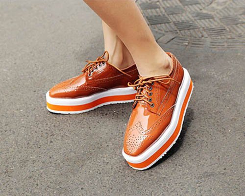 Giày platform sành điệu, tôn dáng hiệu quả cho cô nàng 'nấm lùn'