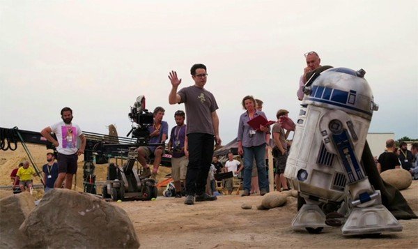 "Star Wars: The Force Awakens" hé lộ những hình ảnh thú vị đằng sau hậu trường