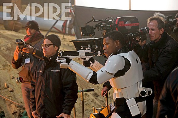 "Star Wars: The Force Awakens" hé lộ những hình ảnh thú vị đằng sau hậu trường