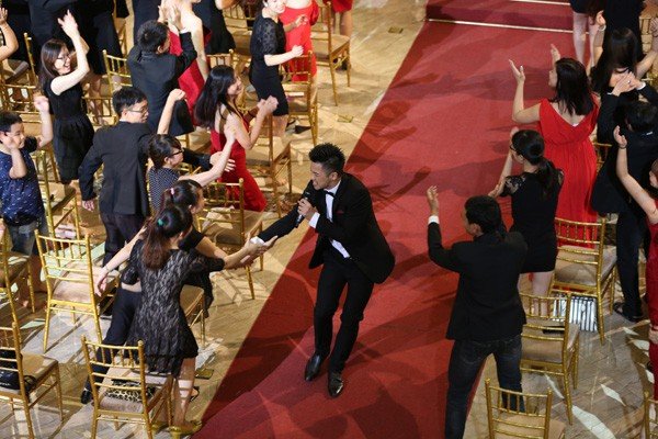 Trọng Hiếu tái hiện phút đăng quang Idol trong MV đầu tay