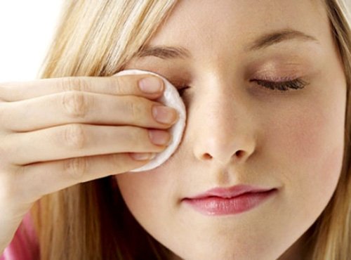Công thức nhẹ nhàng giúp tẩy da chết vùng mắt