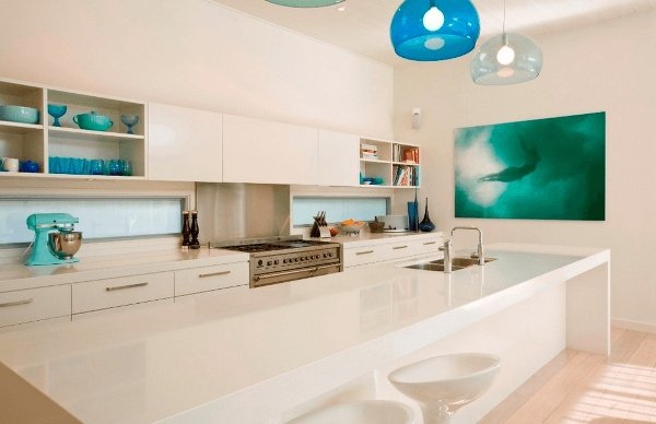 Nhà bếp đẹp hiện đại và tiện lợi hơn với đảo bếp màu trắng