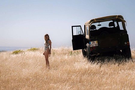 Land Rover Defender làm nền cho hot girl trên bờ biển