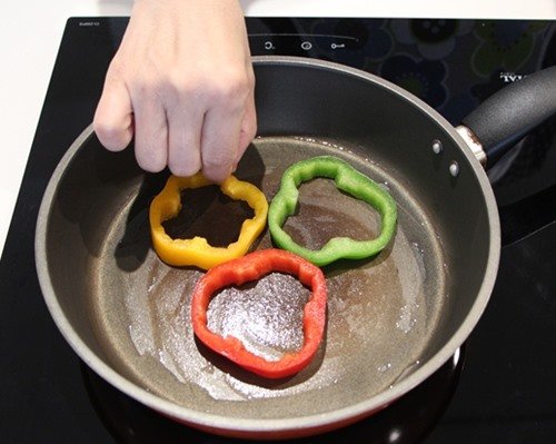 Cách làm "hoa" trứng đẹp mắt cho bữa ăn thêm hấp dẫn