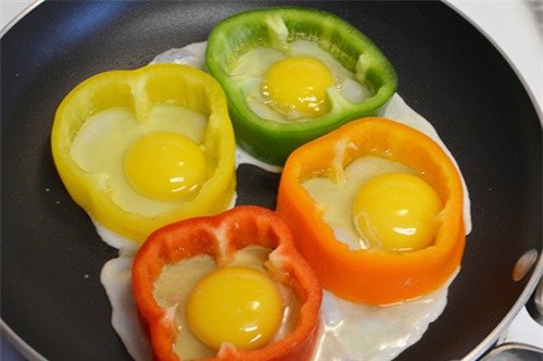 Cách làm "hoa" trứng đẹp mắt cho bữa ăn thêm hấp dẫn