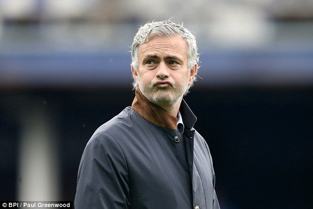 Điều gì đang xảy ra với Chelsea và Jose Mourinho?
