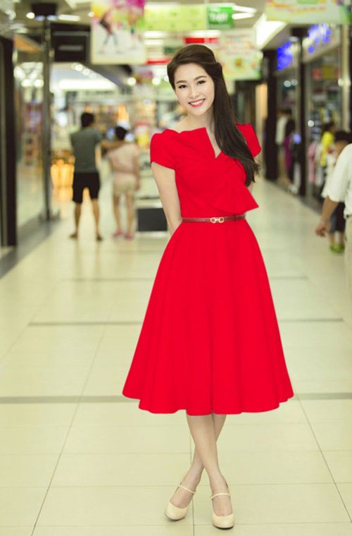 Hoa hậu Đặng Thu Thảo dẫn đầu Vbiz với style thanh lịch