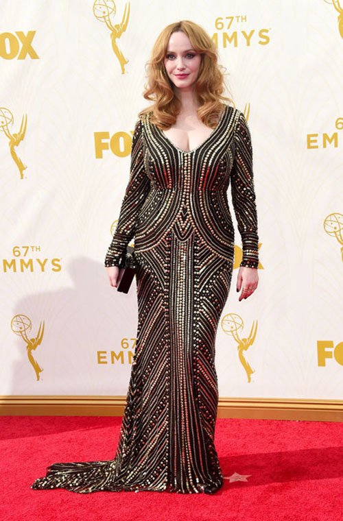 Váy áo ánh kim quyến rũ của sao Hollywood đổ bộ thảm đỏ Emmy