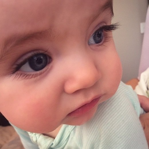 Cắt lông mi cho trẻ sơ sinh có tốt không các mẹ?