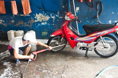 Rửa xe máy sau khi đi mưa đúng cách ai cũng cần biết