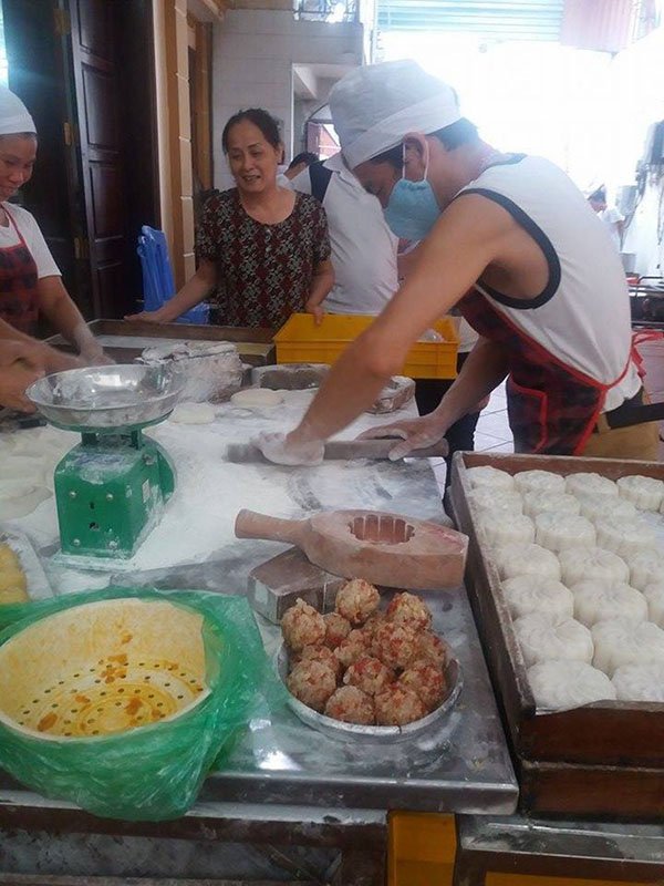 Tràn lan bánh trung thu bẩn