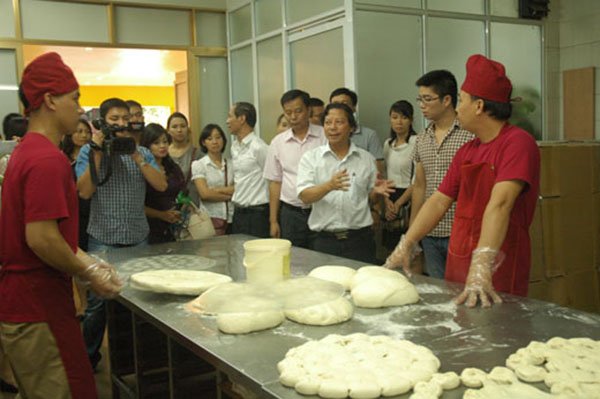 Tràn lan bánh trung thu bẩn