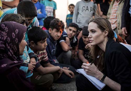Angelina bị đồn muốn nhận nuôi 3 anh em mồ côi ở Syria