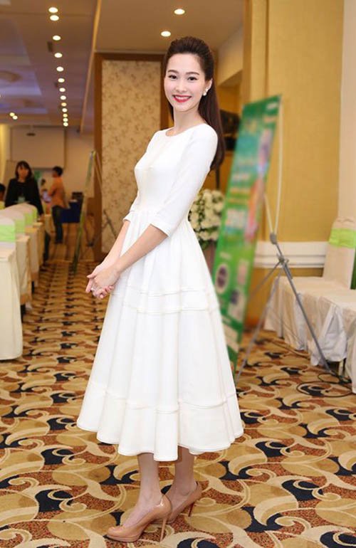 Khoe eo thon, dáng chuẩn đẹp như sao Việt với váy trắng tinh khôi