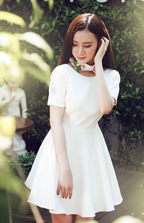 Khoe eo thon, dáng chuẩn đẹp như sao Việt với váy trắng tinh khôi